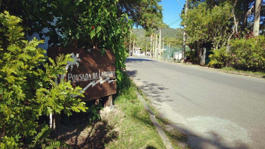 ein Schild am Straßenrand in der Unterkunft Pousada da Lagoinha in Florianópolis