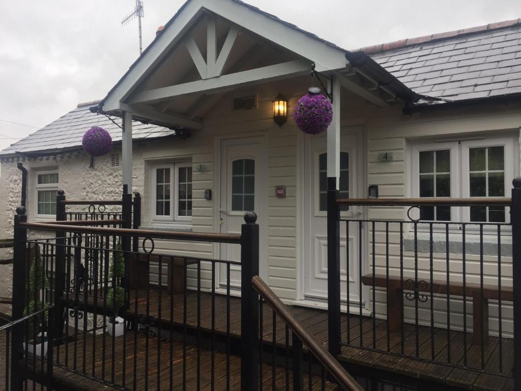 una casa con decoraciones púrpuras en la parte delantera en Findon Rest Ltd en Worthing