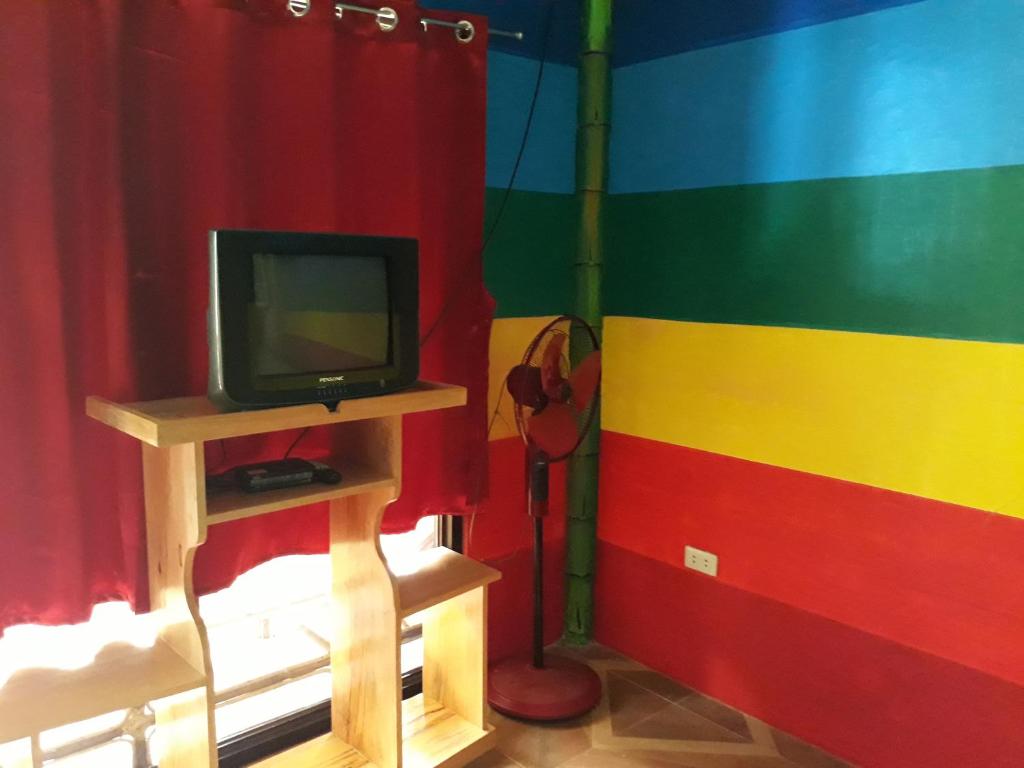 TV a/nebo společenská místnost v ubytování Dabdab Tourist Inn