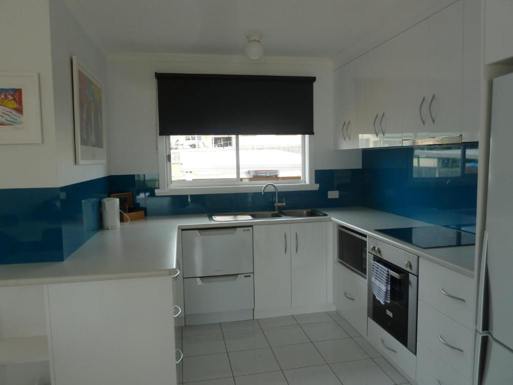 A kitchen or kitchenette at Central Location with Fabulous Sea Views