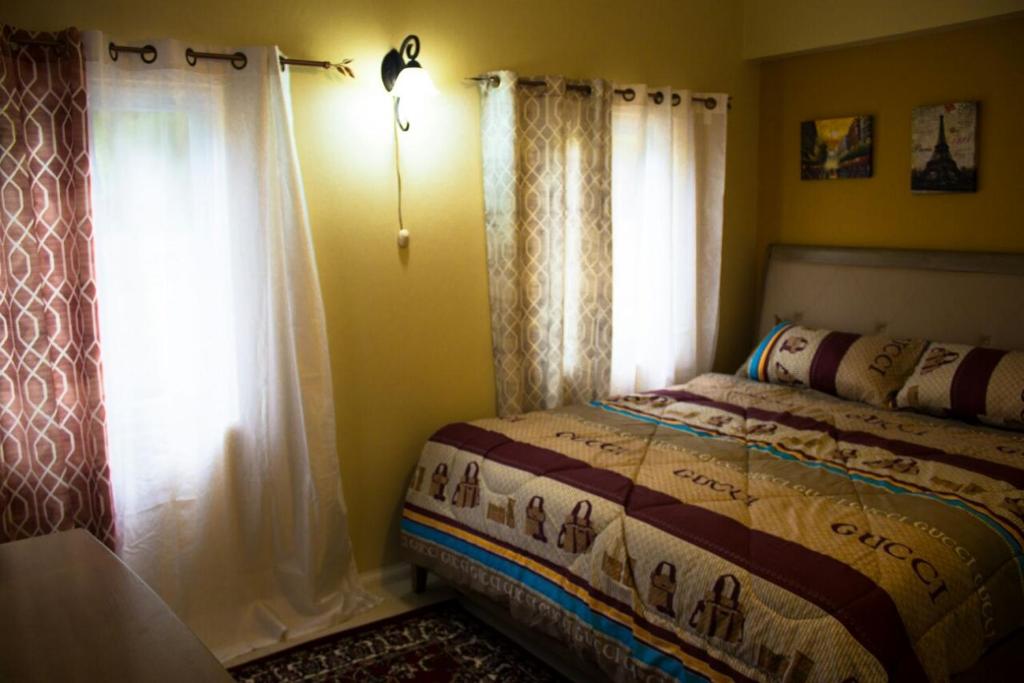 Postel nebo postele na pokoji v ubytování Merrivale Suite