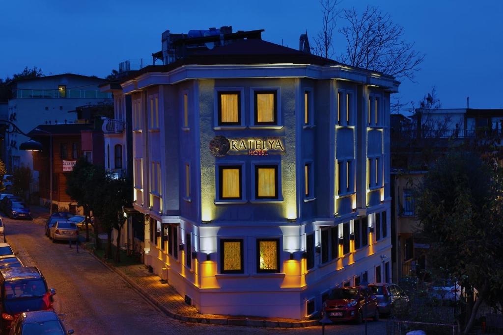 un edificio azul con un cartel en una calle en Katelya Hotel en Estambul