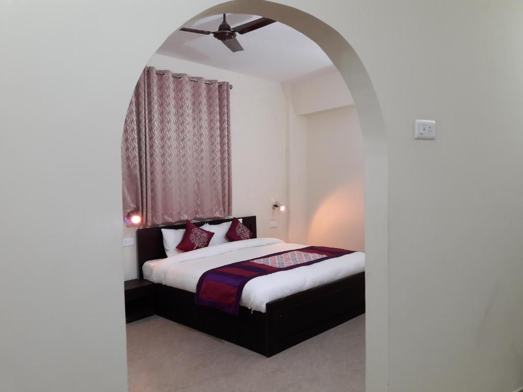 Postel nebo postele na pokoji v ubytování Hotel Avlokan - Near Kainchi Dham Mandir