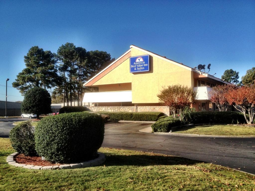 un edificio con un cartel en el costado en Americas Best Value Inn and Suites Little Rock, en Little Rock