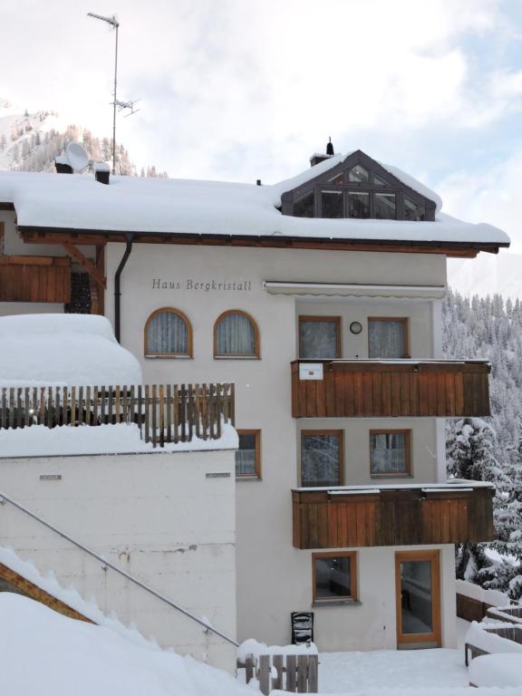 um edifício com neve no telhado em Haus Bergkristall em Samnaun