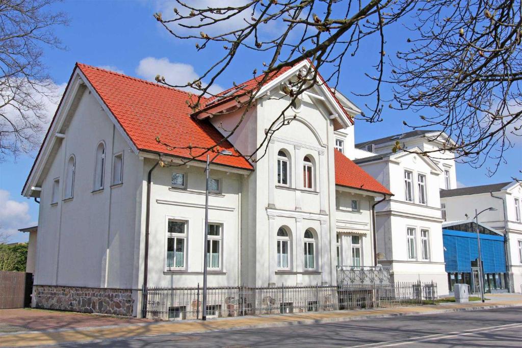 ヴァーレンにあるStadtvilla an der Mueritz SEE 8970のオレンジ色の屋根の白い大きな建物