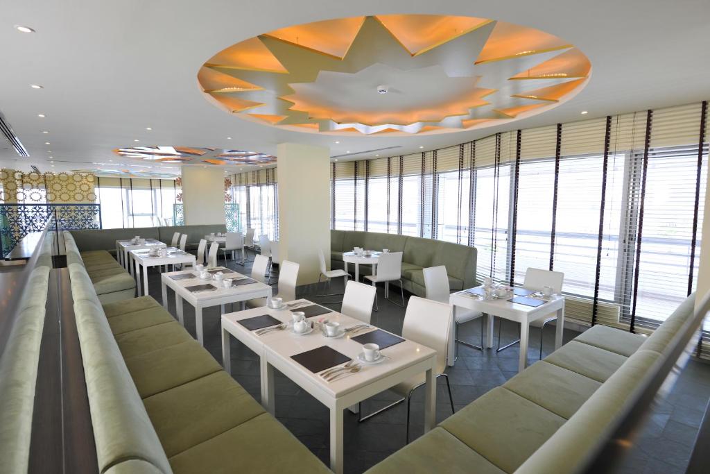 
A restaurant or other place to eat at Al Raya Suites Hotel
