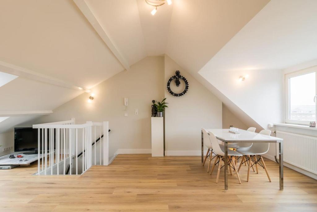 - une salle à manger avec une table et des chaises dans l'établissement Beautiful penthouse near Rai and centre, à Amsterdam