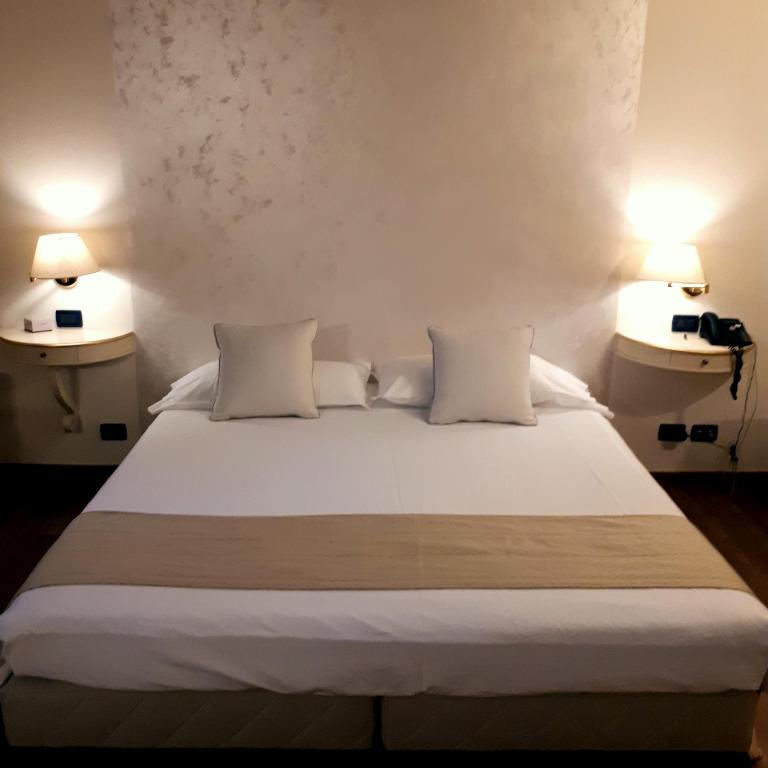 A bed or beds in a room at Cà Doge
