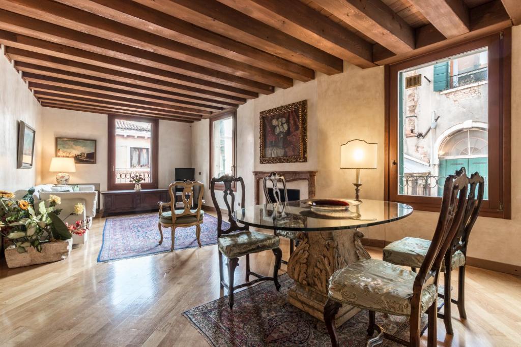 un grand salon avec une table et des chaises dans l'établissement La Fenice Double Canal view, à Venise