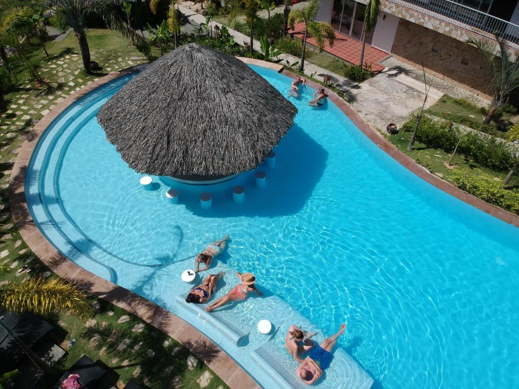 una vista aérea de la gente en una piscina con sombrilla en Le Forest Resort en Phu Quoc