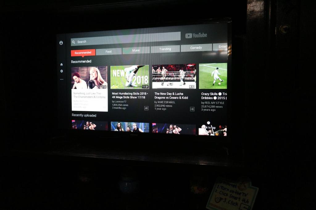 TV a/nebo společenská místnost v ubytování Kembar Guesthouse