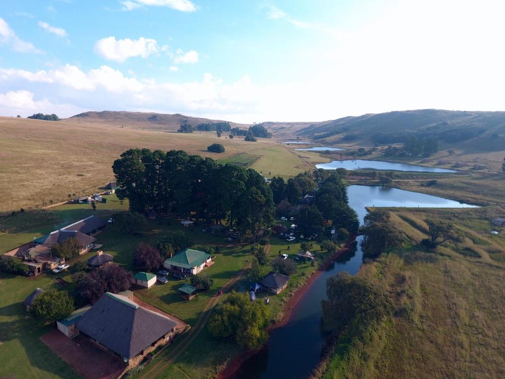 una vista aérea de una pequeña localidad junto a un río en Elandskloof Trout Farm, en Dullstroom