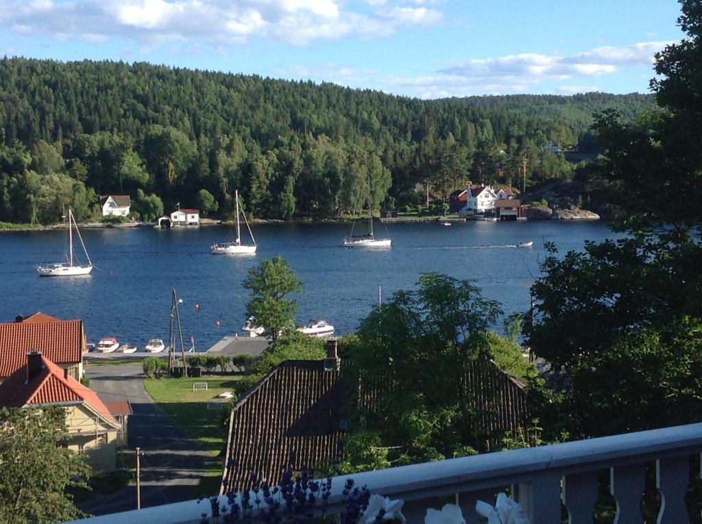 vistas a un lago con barcos en el agua en Torill`s Apartment, en Kragerø