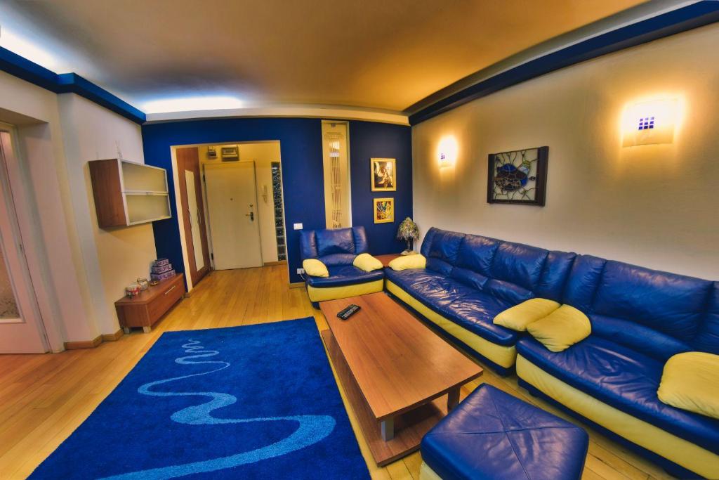 ブカレストにあるNicole's Apartmentのリビングルーム(青いソファ、青いラグ付)
