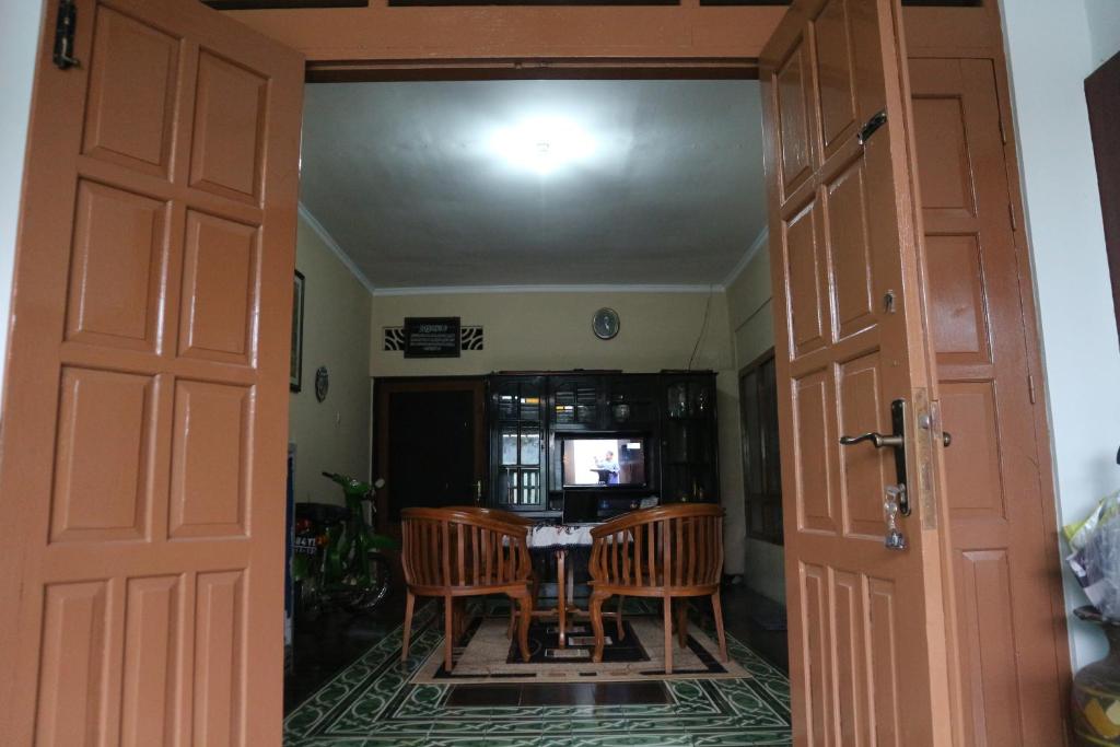 TV a/nebo společenská místnost v ubytování Kembar Guesthouse