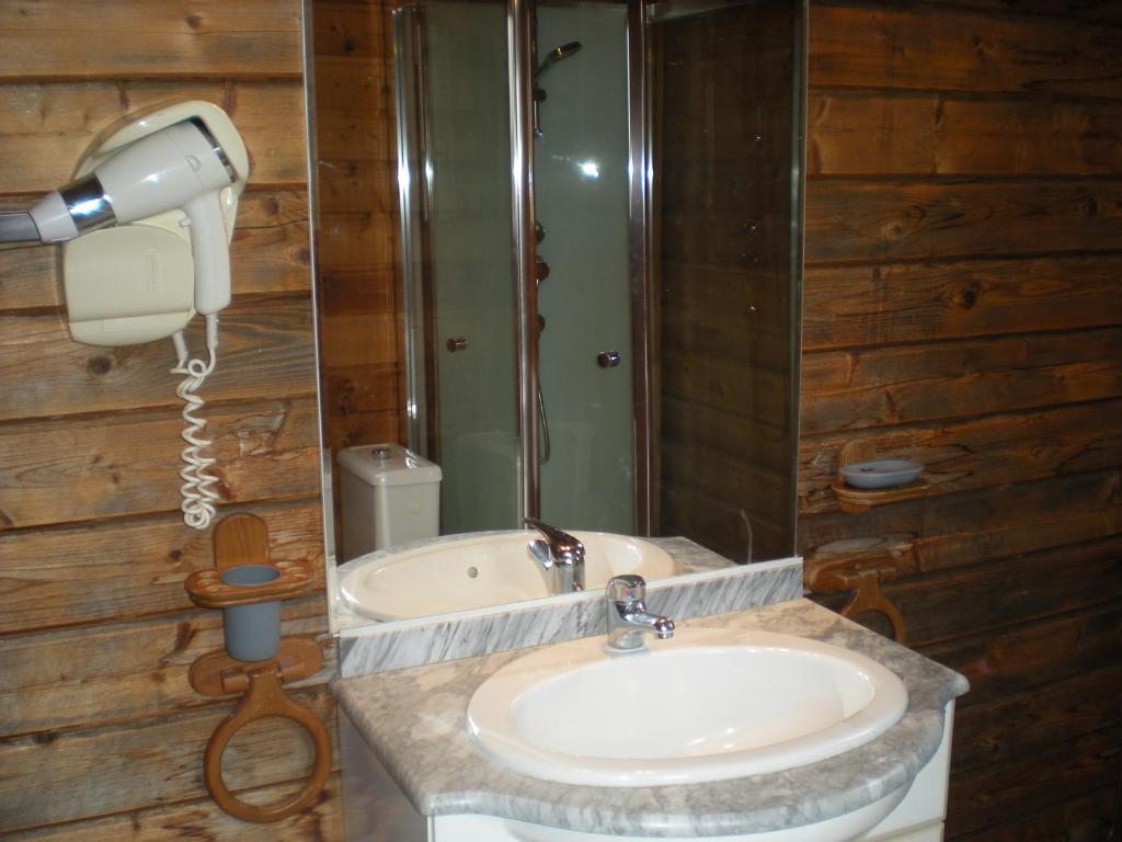 Koupelna v ubytování Les Chalets de Thegra proche de Rocamadour et Padirac