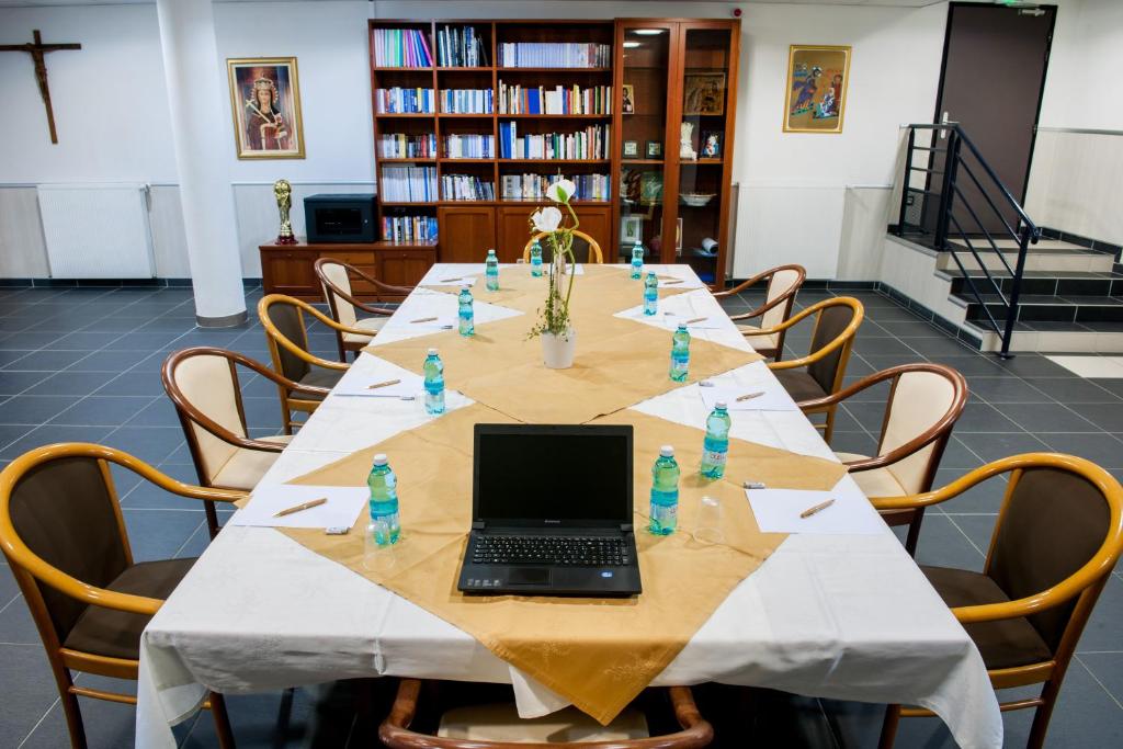 une longue table avec un ordinateur portable en haut dans l'établissement Hotel Florence, à Lourdes