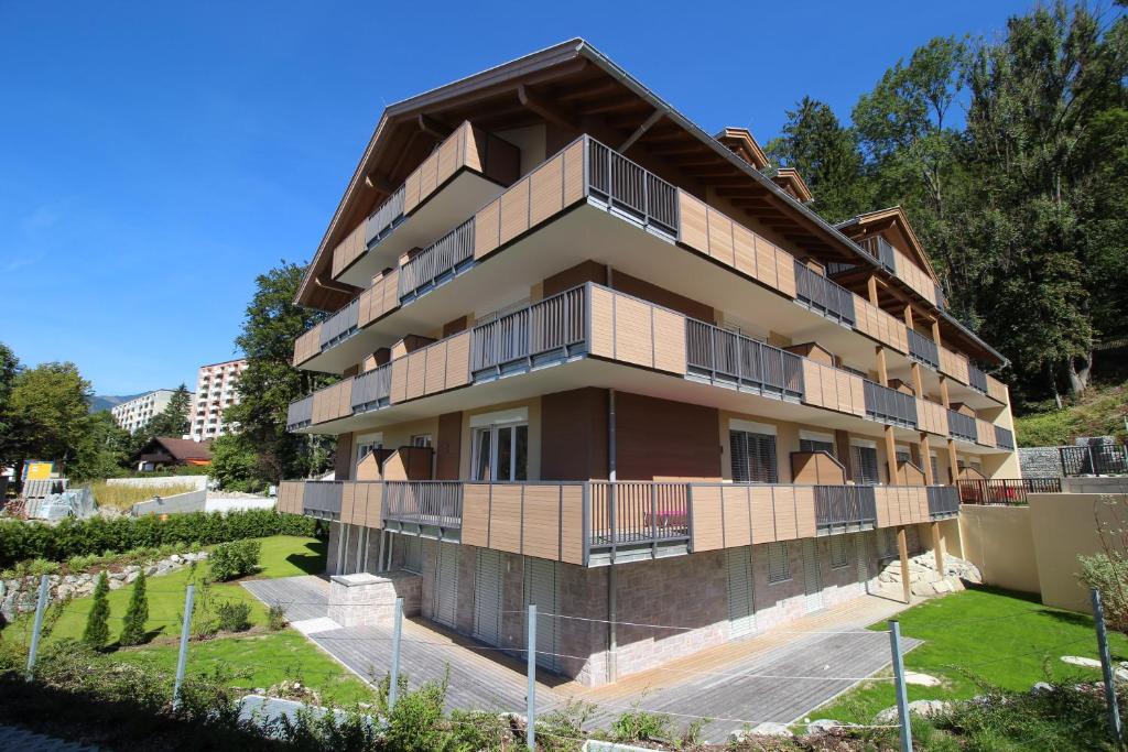 ein Gebäude mit Balkon auf der Seite in der Unterkunft Chamonix in Garmisch-Partenkirchen