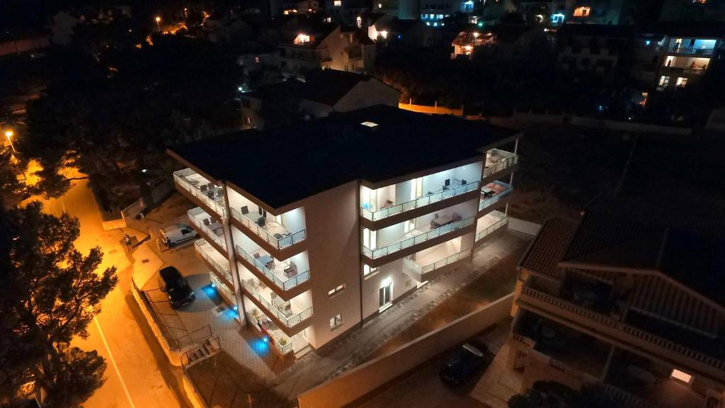 una vista aérea de un edificio por la noche en Apartments Danica, en Promajna