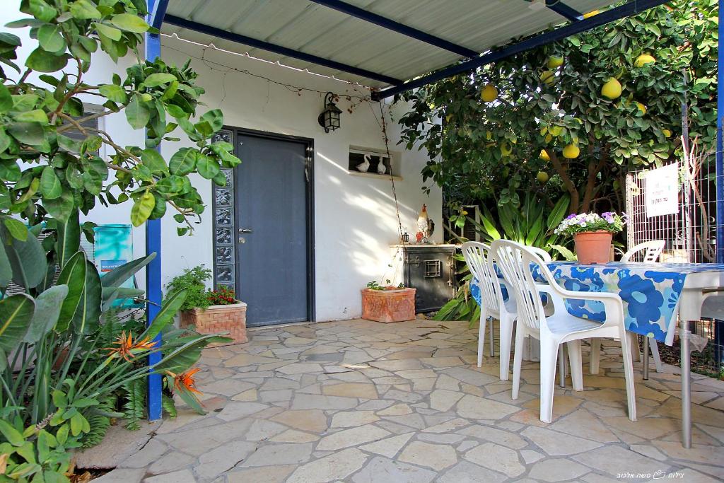 Patio nebo venkovní prostory v ubytování נופש דביר - צימרים מהממים למשפחות עם ג'קוזי ובריכה ליד הכנרת