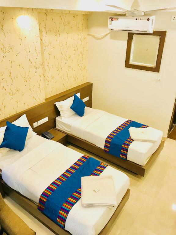 Postel nebo postele na pokoji v ubytování REGALIA INN &SUITES