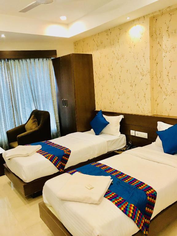 Postel nebo postele na pokoji v ubytování REGALIA INN &SUITES