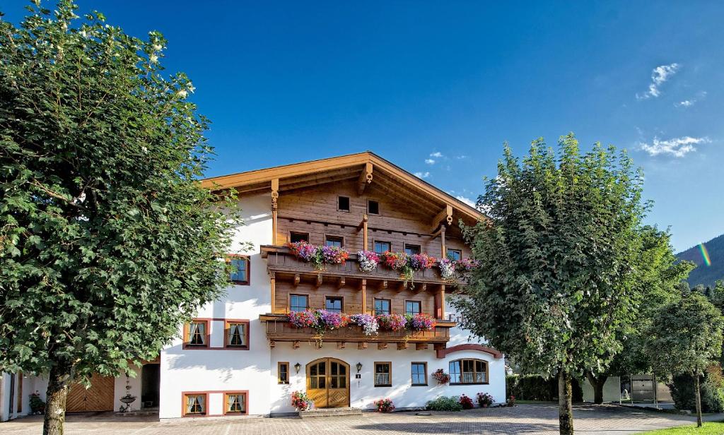 een gebouw met bloemen aan de zijkant bij Erlenhof in Maria Alm am Steinernen Meer