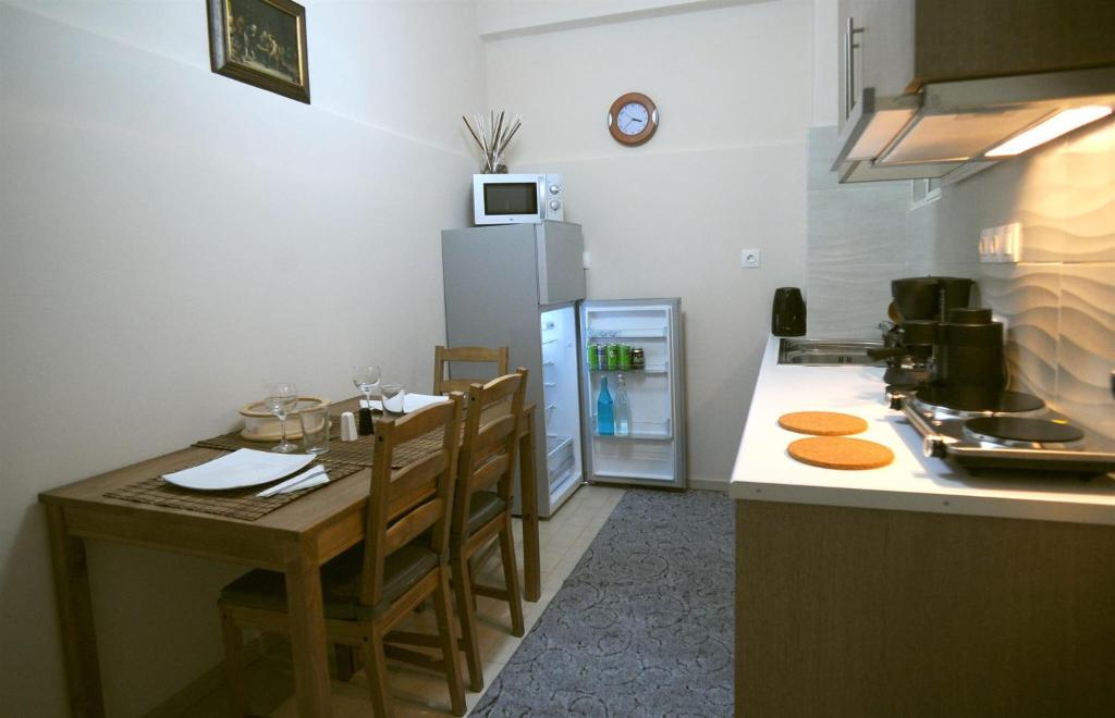 Kuchyňa alebo kuchynka v ubytovaní Renovated cozy apartment near to Acropolis