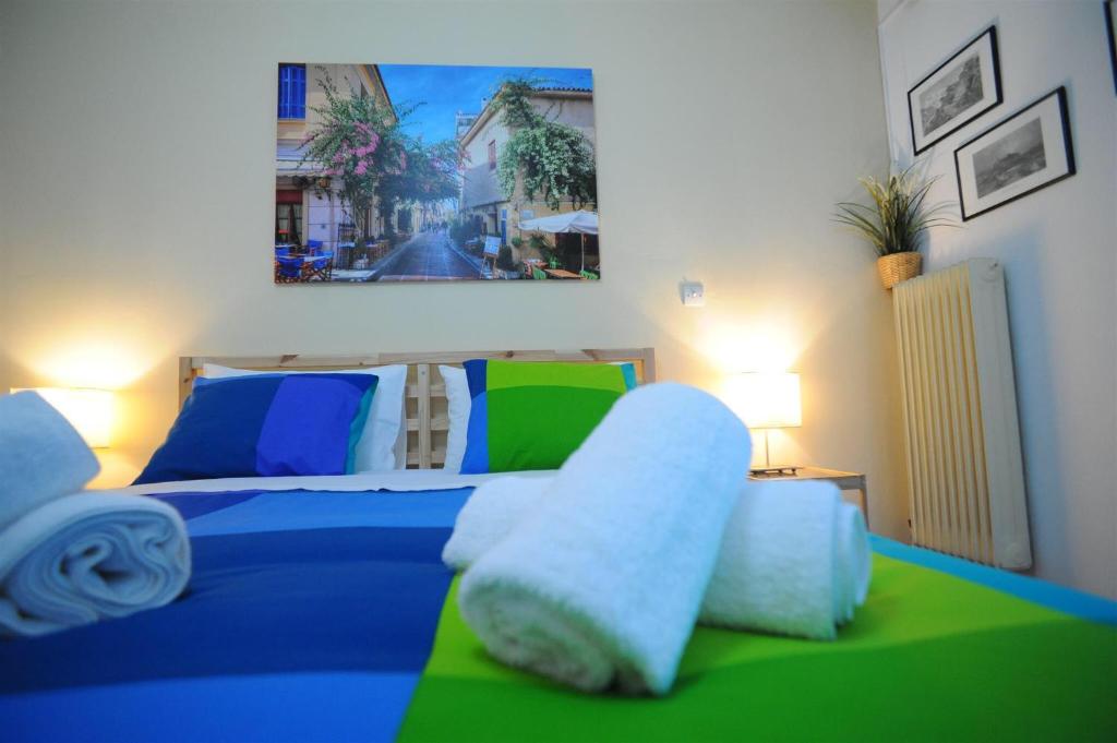 Posteľ alebo postele v izbe v ubytovaní Renovated cozy apartment near to Acropolis