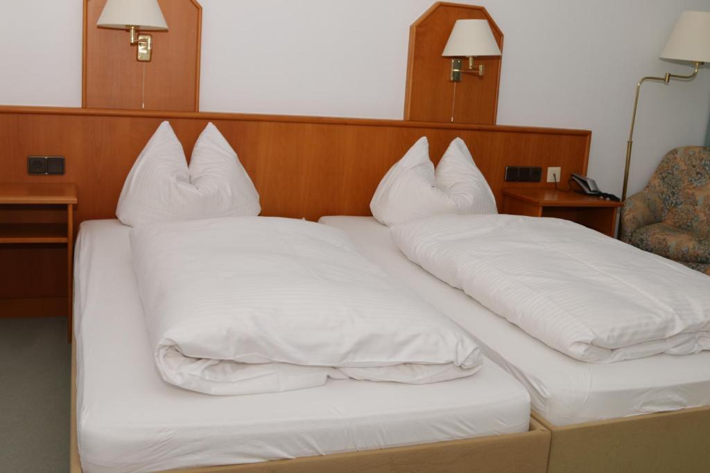 Postel nebo postele na pokoji v ubytování Hotel Herbstein