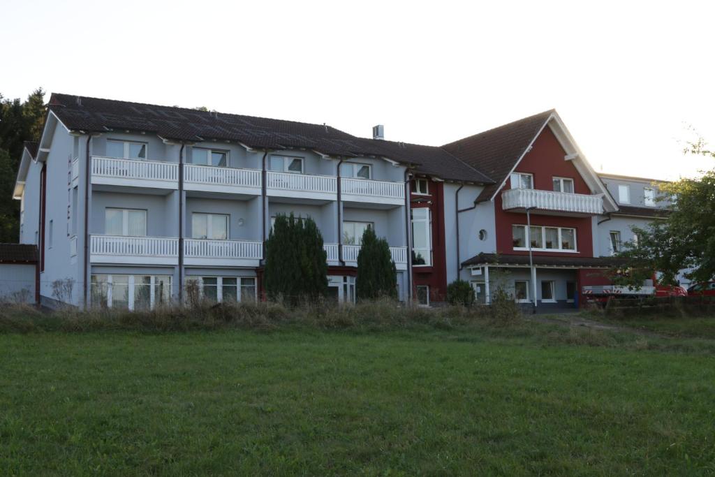 un edificio con un campo de césped delante de él en Hotel Herbstein, en Herbstein