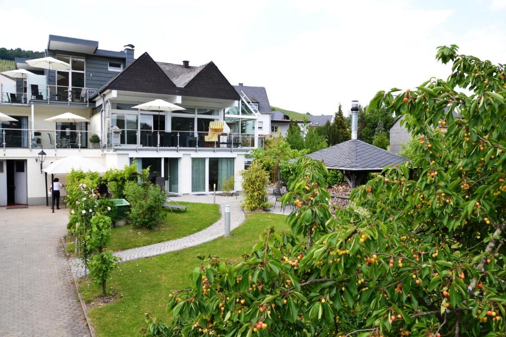uma casa grande com um jardim em frente em Ferienweingut Port em Bernkastel-Kues