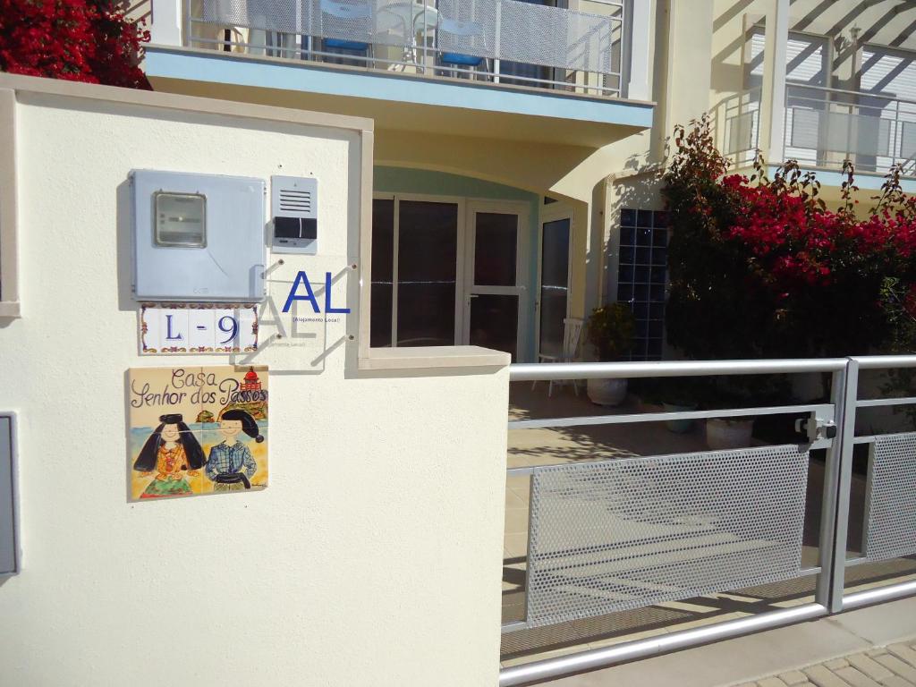a sign on the side of a house at Casa Senhor dos Passos in Nazaré