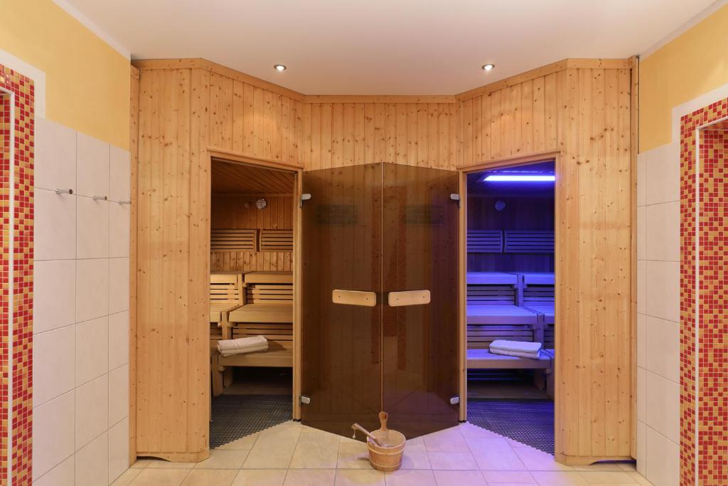 A bathroom at Gasthaus-Landhotel Traunstein