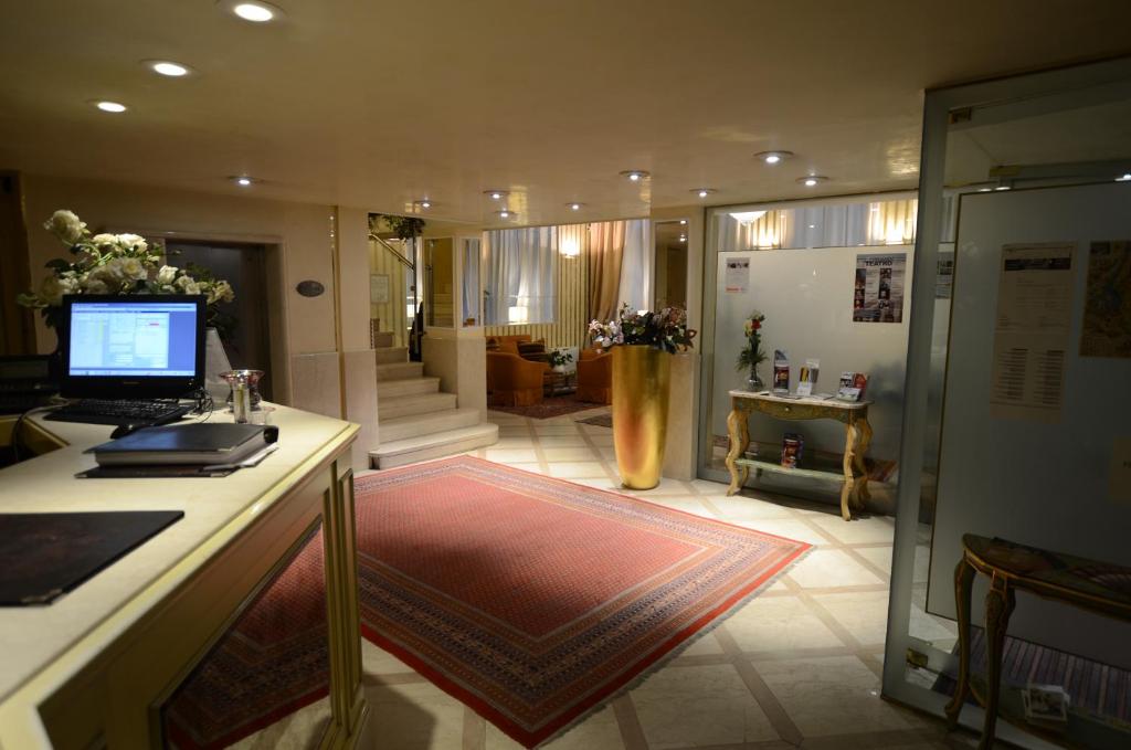 TV a/nebo společenská místnost v ubytování Hotel San Luca