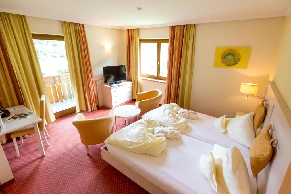 Postel nebo postele na pokoji v ubytování Family & Sporthotel Kärntnerhof