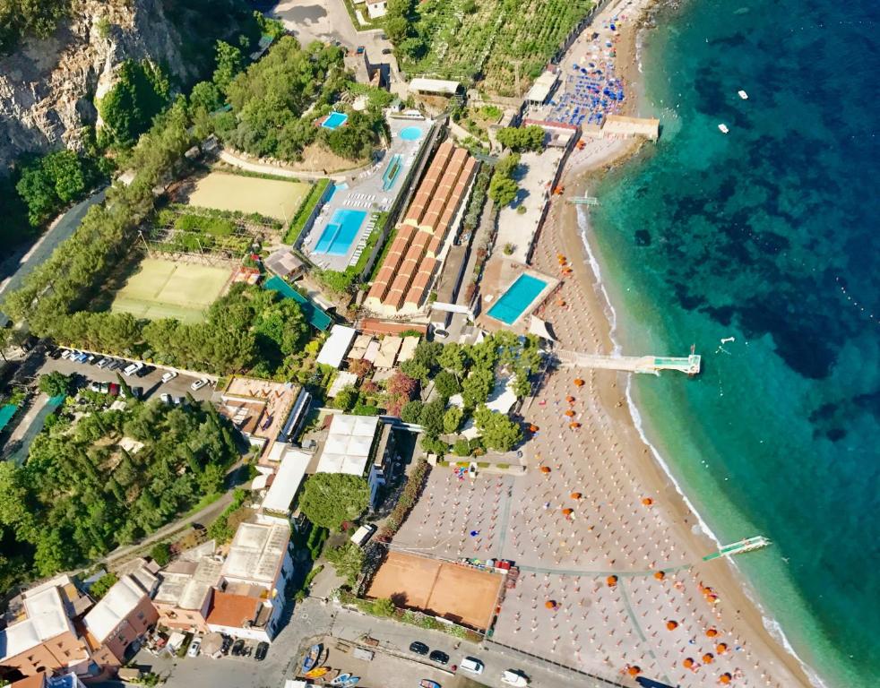 una vista aérea de la playa y del océano en Residence Le Axidie, en Vico Equense