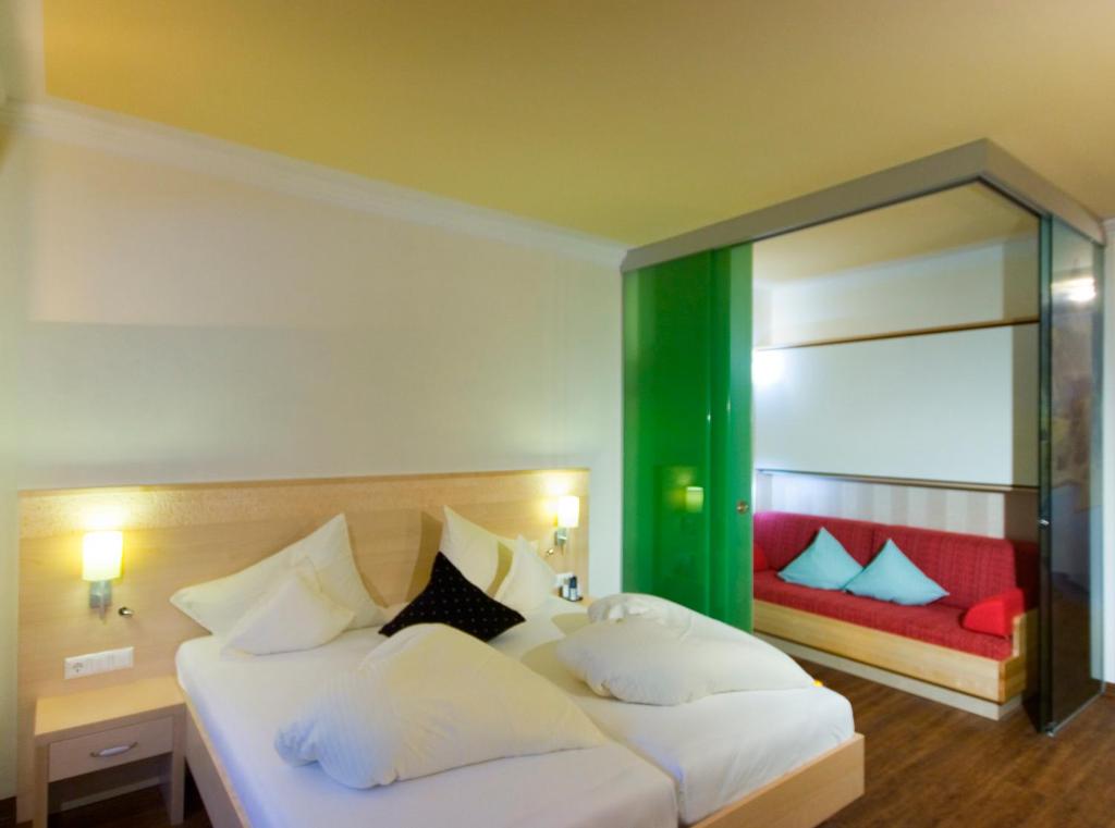 Postel nebo postele na pokoji v ubytování Family & Sporthotel Kärntnerhof