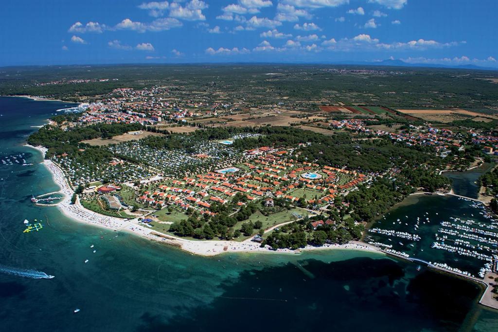 una vista aerea di una piccola isola nell'oceano di Victoria Mobilehome BI VILLAGE a Fažana