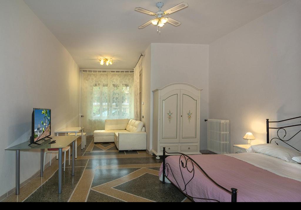 ピサにあるHoliday Pisa Gareのベッドルーム1室(ベッド1台付)、リビングルーム(ソファ付)
