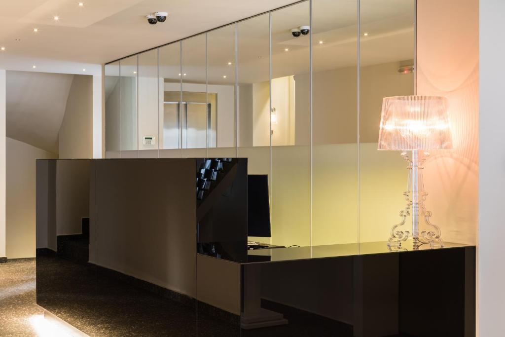 Telewizja i/lub zestaw kina domowego w obiekcie Athens Mosaico Suites & Apartments