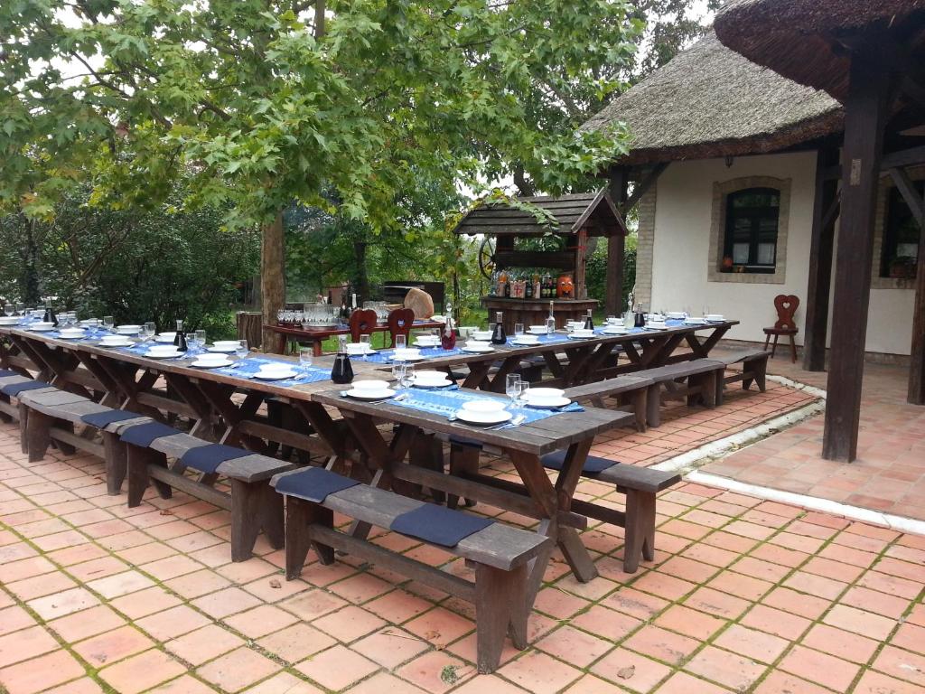 Restauracja lub miejsce do jedzenia w obiekcie Hajóskert Vendégház