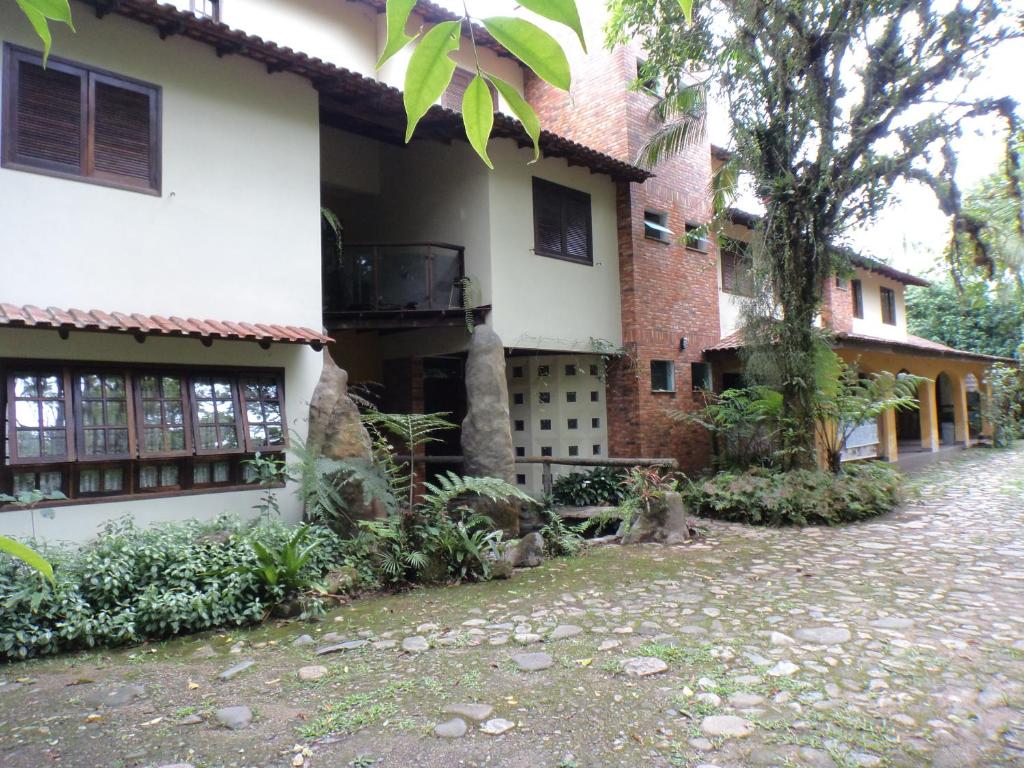 an external view of the house at Pousada Itupava in Morretes