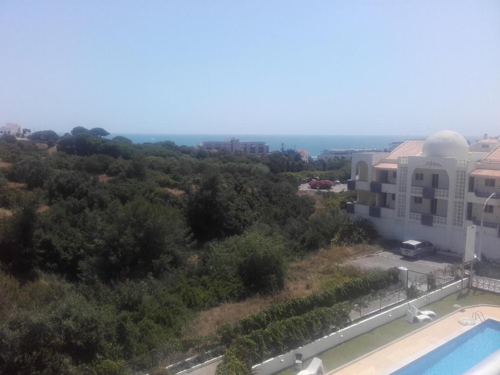 una vista aérea de un edificio y una piscina en Albufeira INN - Elimar 3 T1, en Albufeira