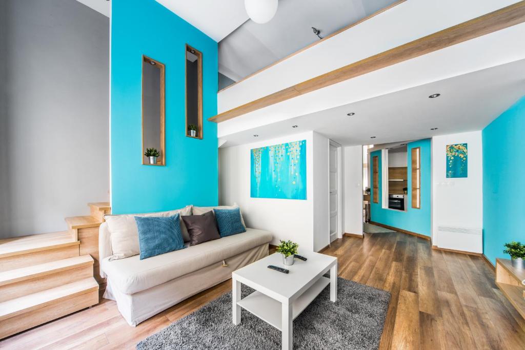 ein Wohnzimmer mit blauen Wänden und einem Sofa in der Unterkunft Rákóczi Stylish Entire Apartment in Budapest