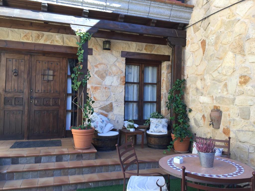 a patio with potted plants and a wooden door at Casa Rural Baltasar in Aliaguilla