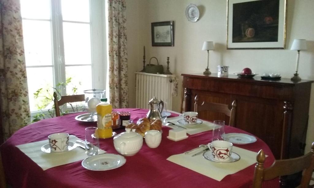 uma mesa de jantar com uma toalha de mesa roxa em La Tour de Lavalette em Angoulême