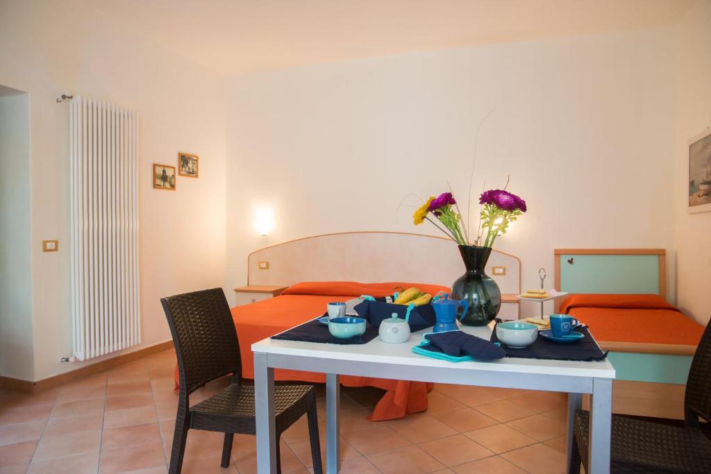 Villa Pietra Verde - Apartment With Terrace