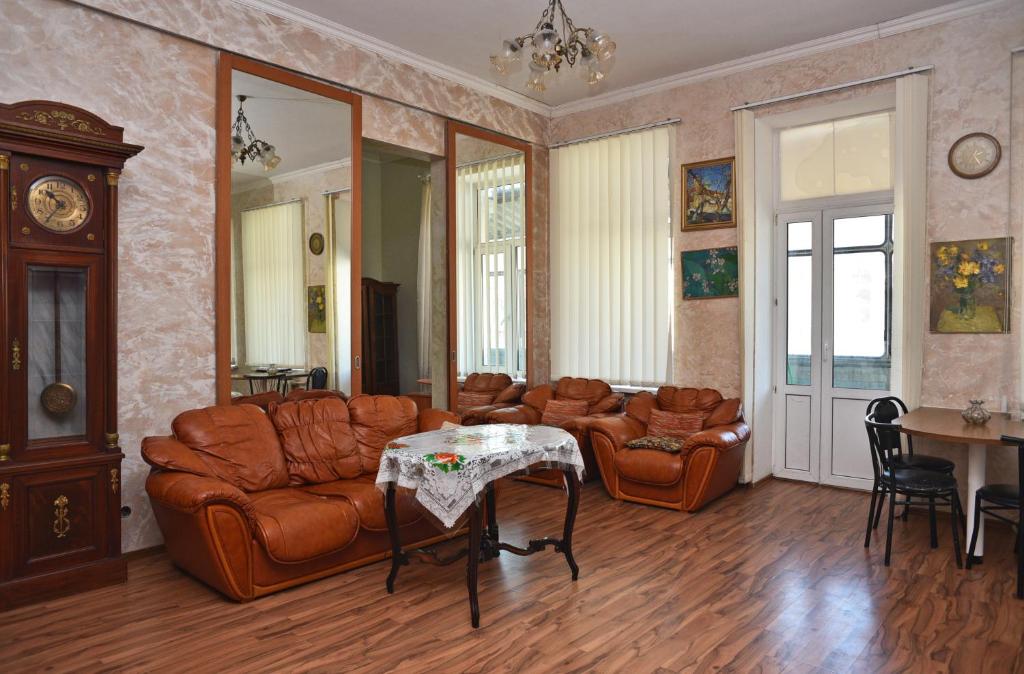 sala de estar con sofá y mesa en Апартаменты по улице Борисоглебская 9 en Kiev